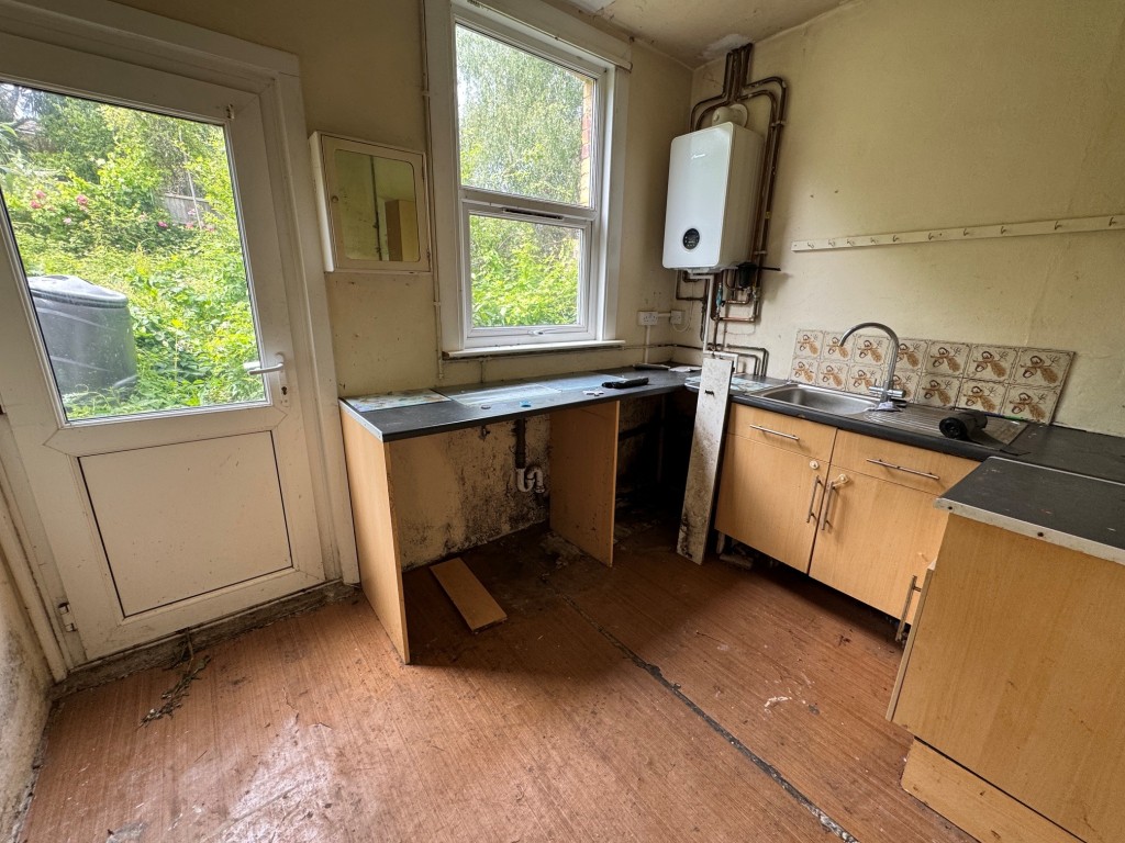 Lot: 101 - DETACHED FOUR-BEDROOM HOUSE FOR IMPROVEMENT - Kitchen